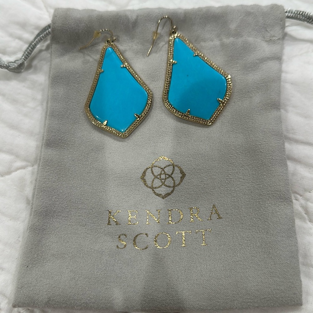 Kendra Scott arrowhead earring. Only wore a few times. Comes with bag
